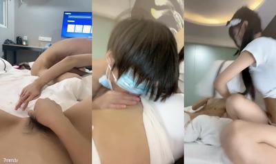 젊은 coquettish 여동생은 정말 신나게 놀고 작은 남자 친구가 모든 종류의 구멍을 핥게하고 클로즈업은 많은 음란 물을 보여주고 남자 친구가 핥게합니다