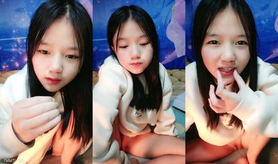 로리타 여신의 유혹 그녀는 얼굴을 쭉 내밀고 늑대 친구들과 교류하여 놀리며 섹시한 보지가 목욕을하고 늑대 친구들을 오줌 누도록 유혹합니다.