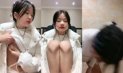 00 이후에 태어난 무적의 귀여운 여동생! 턱받이 바지는 가난한 가슴을 보입니다! 일선 Tian Mantou의 부드러운 보지, 샤워 후 내 남자 친구가 그녀를 성교