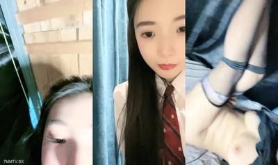 2학년 소녀! 미인 기숙사에서 유혹! 멋진 몸매, 큰 가슴, 뚱뚱한 구멍, 카메라 앞에서 Yixiantian Mantou B를 보는 것은 드뭅니다.