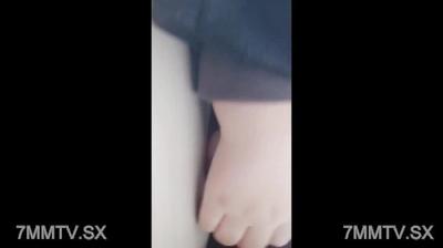 군중 속의 작은 암캐의 야외 임무, 작은 암캐는 작은 음부에 전기 장난감을 가지고 있으며 노출되는 즐거움을 경험하고 긴장하고 흥분하며 부끄럽습니다.