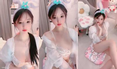究極の衝撃を与えるネットセレブの女神!ホワイトシルクのセクシーランジェリー!大きな胸、素晴らしいボディ、パンティを脱ぐ、厚い唇、マンコを見せる、クリトリスを擦る