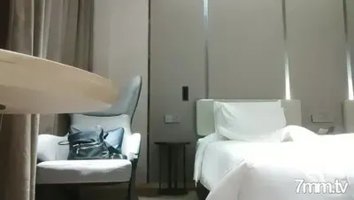 콘돔없이 질내 사정 잘 생긴 가족에게 바치는 최고의 빨간 입술 미녀는 먹고 마시고, 엉덩이를 잡고 빌어 먹을 동안 서로 핥고 입으로 타고 호텔로 돌아갑니다.