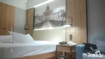 안경 쓴 남자는 오랫동안 큰 가슴을 가진 여자가 오기를 기다리고 있었다. 그녀는 옷을 벗고 계속 그녀의 성기를 비비고 있다. 그녀의 큰 가슴은 항상 흔들리고 있습니다.