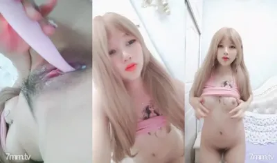 인형 소리는 매우 깨끗하고 순수한 금발 loli 귀여운 소녀, 옷을 들어 올리고 가슴을 반죽하고, 진동기 클로즈업은 보지를 펌핑하고, 매우 부드럽고, 오르가슴은 보지를 매우 젖게 만듭니다.