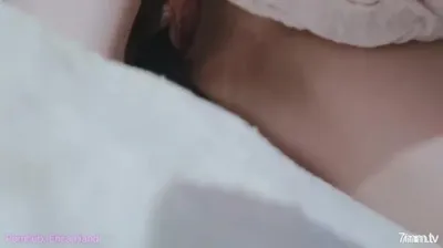 인형처럼 진짜 아기 뚱뚱한 슈퍼 미인 로리가 아니라 큰 가슴을 가진 진짜 소녀, 약간 뚱뚱한 여자, 물만 많이
